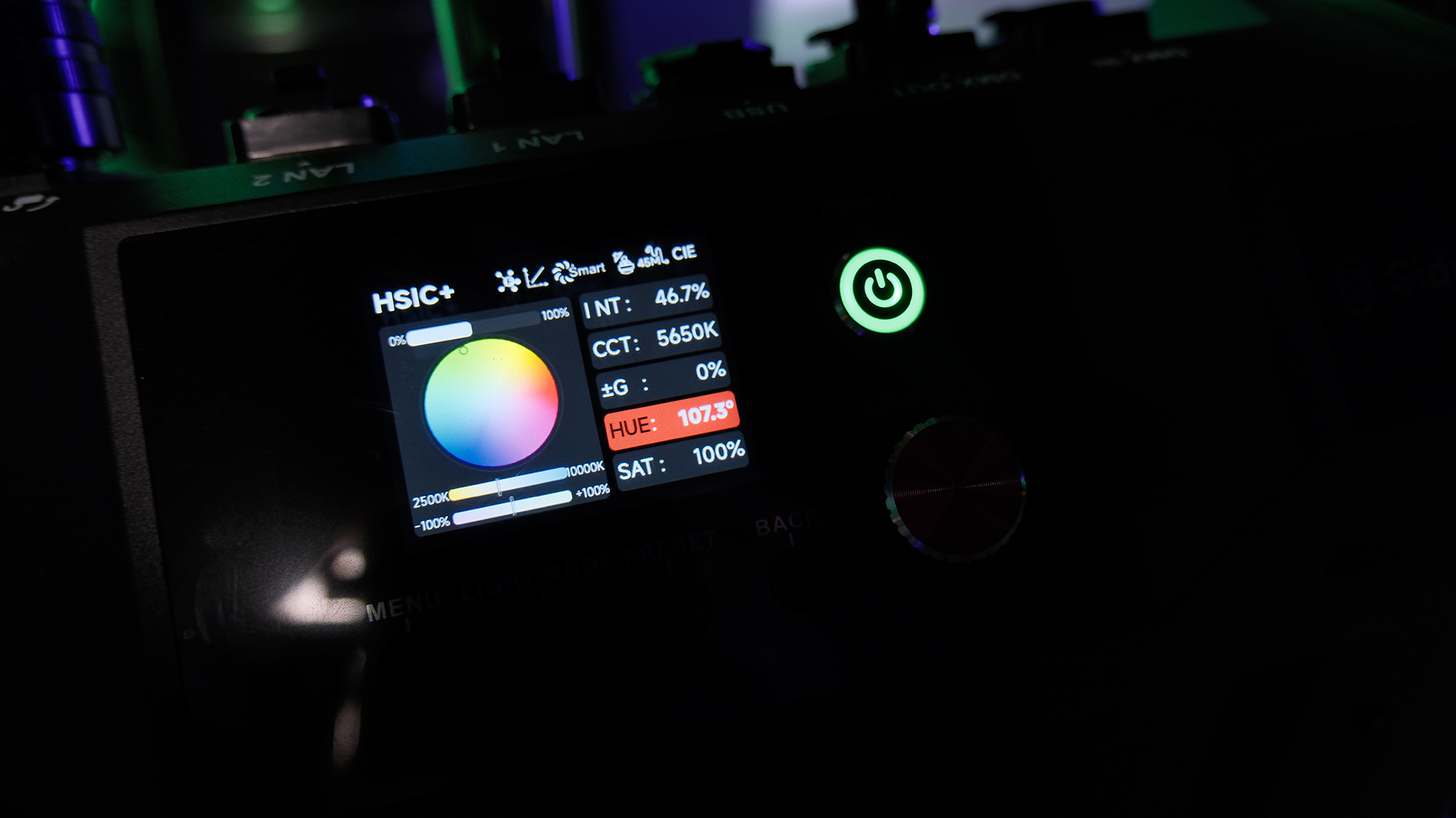 Aputure XT52 - display and changing the colors